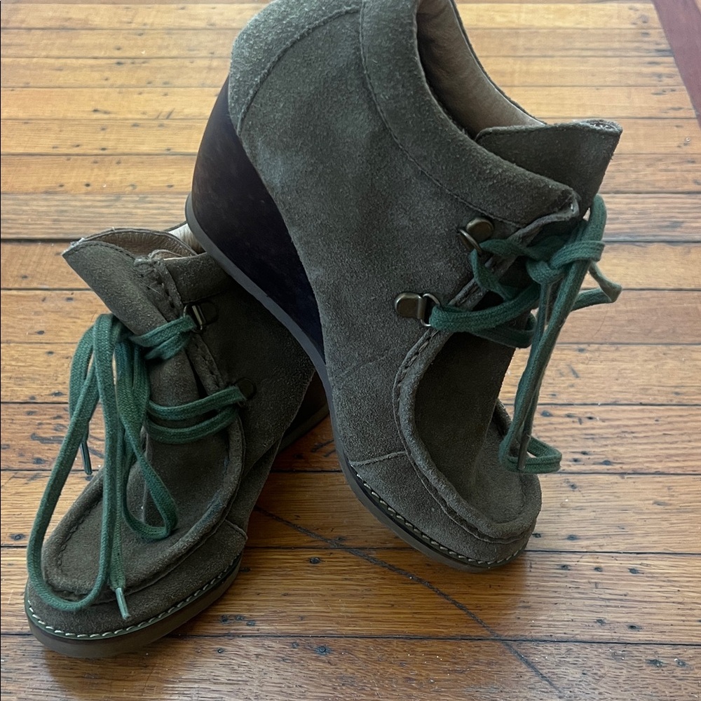 Stylish Tab Suede Wedge Ankle Boots With Green Lace